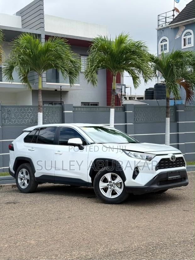 Toyota RAV4 XLE 2025 White