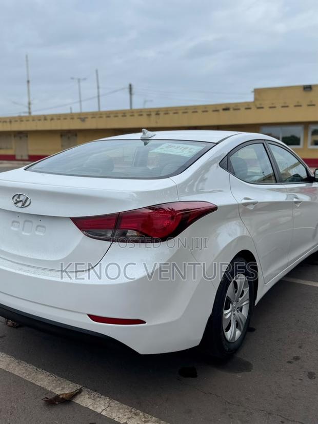 Hyundai Elantra SE Sedan FWD (1.8L 4cyl 6A) 2016 White