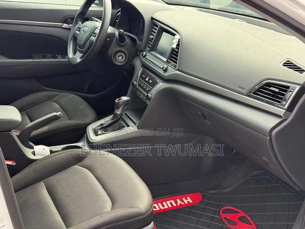 Hyundai Elantra SEL 2018 White