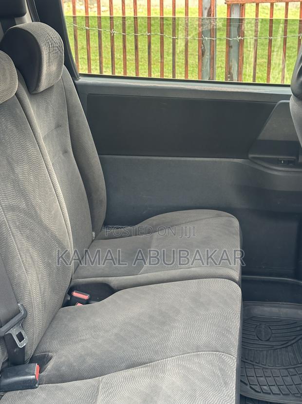 Toyota Voxy V 2WD 7-Seater 2010 White