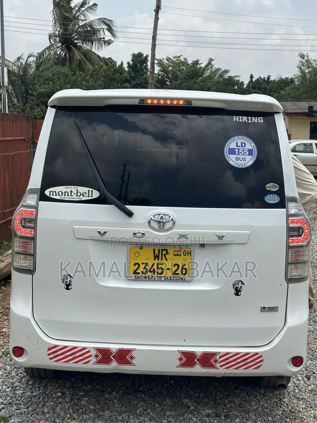 Toyota Voxy V 2WD 7-Seater 2010 White