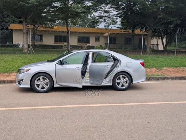 Toyota Camry SE 4dr Sedan (2.5L 4cyl 6A) 2013 Silver