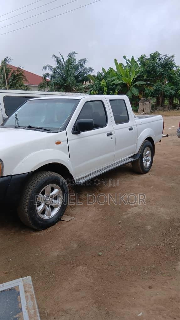 Nissan Hardbody 2004 White