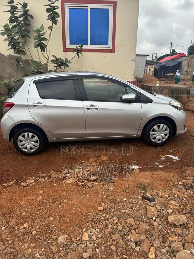 Toyota Vitz 2013 Silver