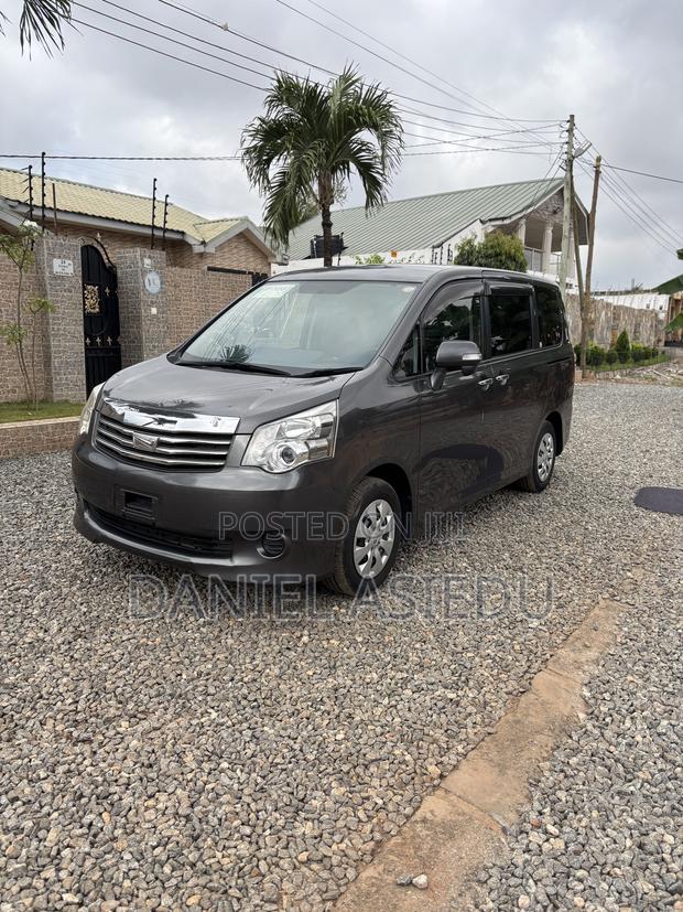 Toyota Noah 2.0 143hp FWD (8 Seater) 2011 Gray