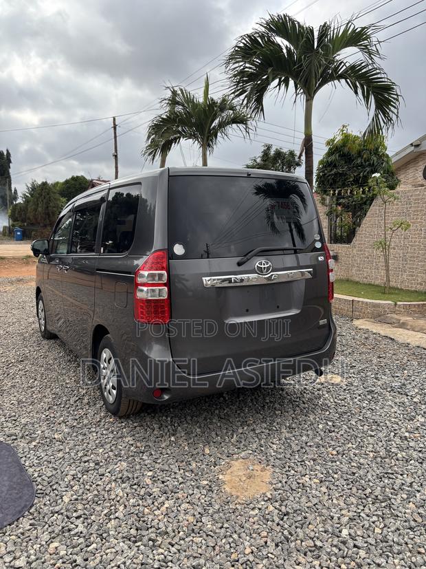 Toyota Noah 2.0 143hp FWD (8 Seater) 2011 Gray
