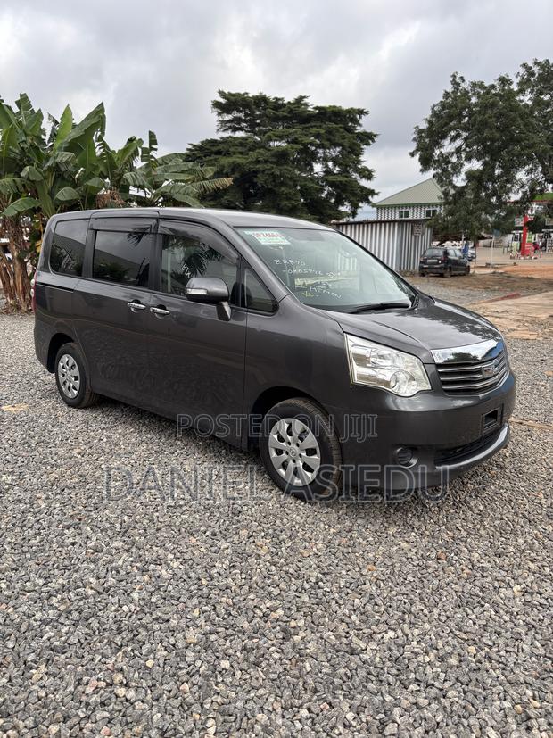 Toyota Noah 2.0 143hp FWD (8 Seater) 2011 Gray
