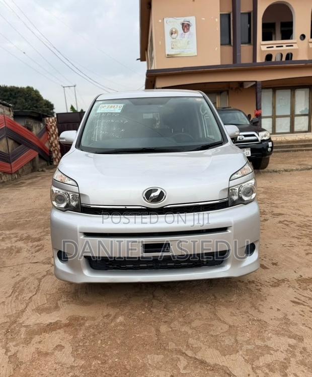 Toyota Voxy V 2WD 8-Seater 2013 Silver