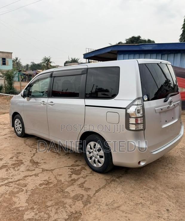 Toyota Voxy V 2WD 8-Seater 2013 Silver