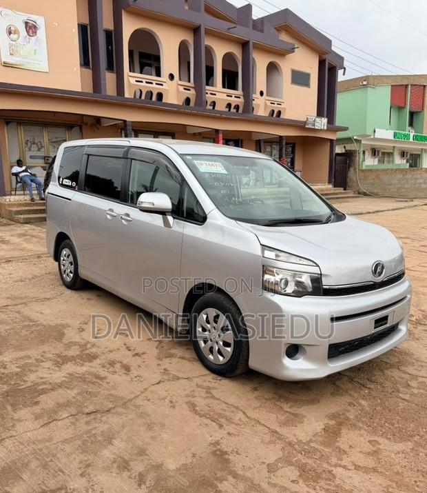 Toyota Voxy V 2WD 8-Seater 2013 Silver