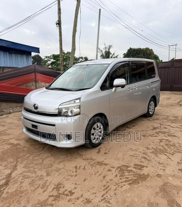 Toyota Voxy V 2WD 8-Seater 2013 Silver