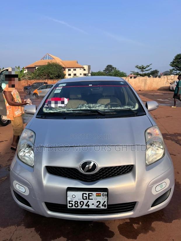 Toyota Vitz 1.5 FWD 3dr 2010 Gray