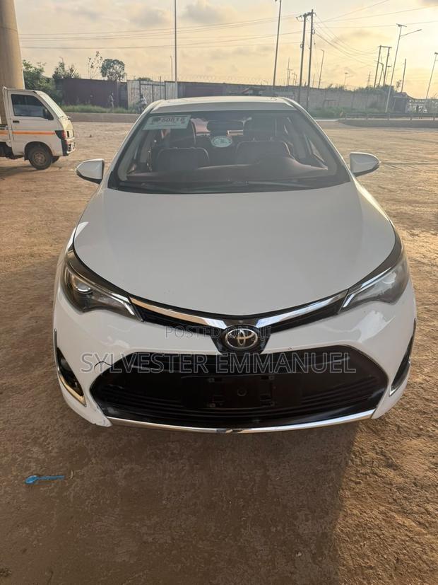 Toyota Corolla LE (1.8L 4cyl 2A) 2019 White