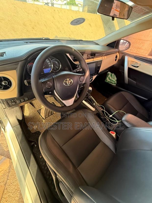 Toyota Corolla LE (1.8L 4cyl 2A) 2019 White