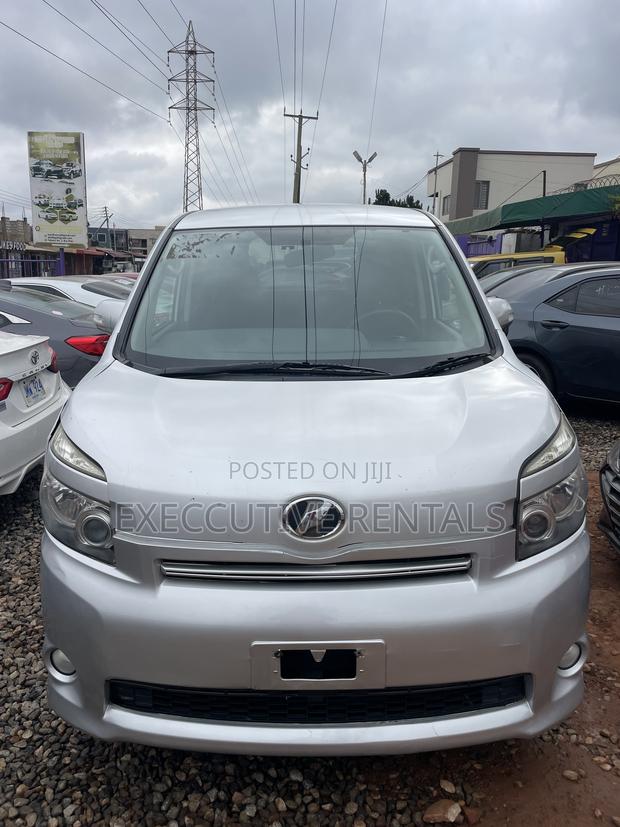Toyota Voxy 2013 Silver