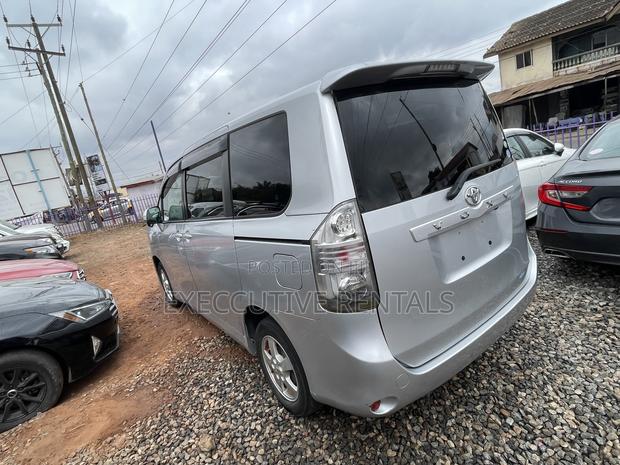 Toyota Voxy 2013 Silver