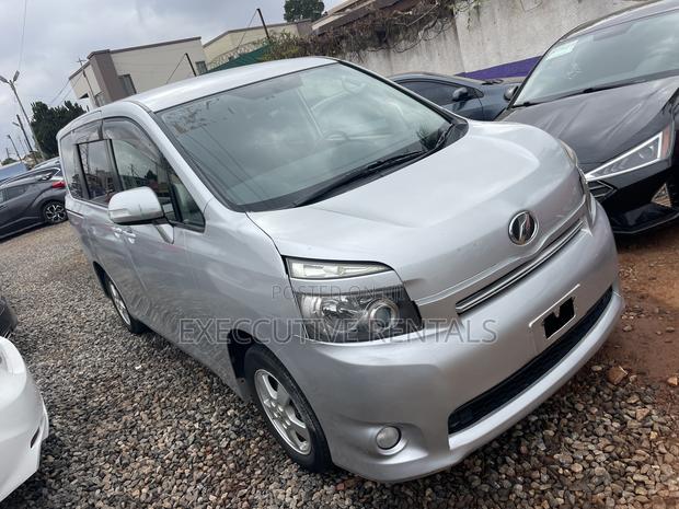 Toyota Voxy 2013 Silver