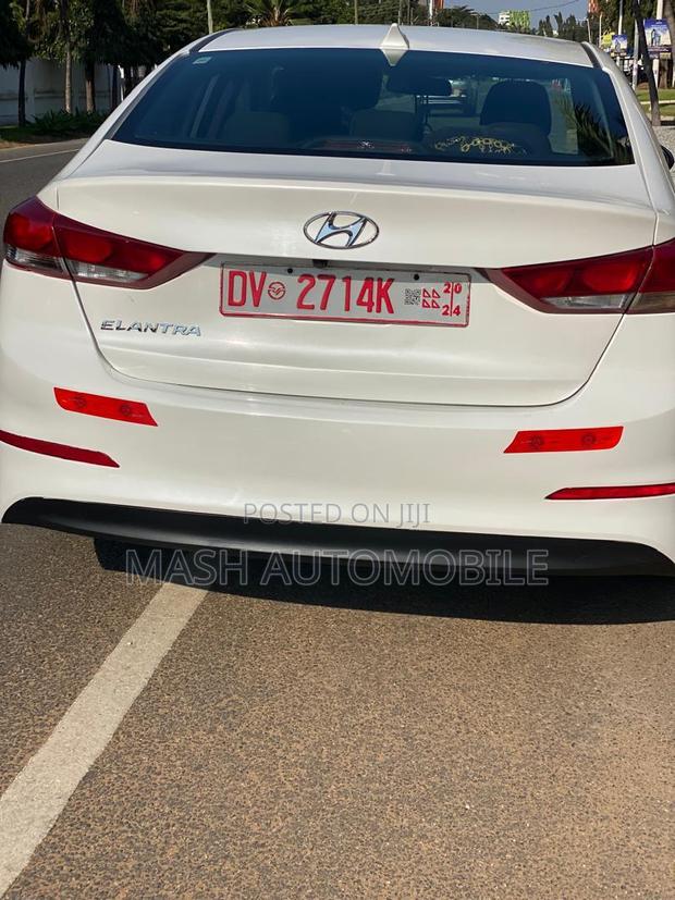 Hyundai Elantra SE Sedan FWD (2.0L 4cyl 6M) 2017 White