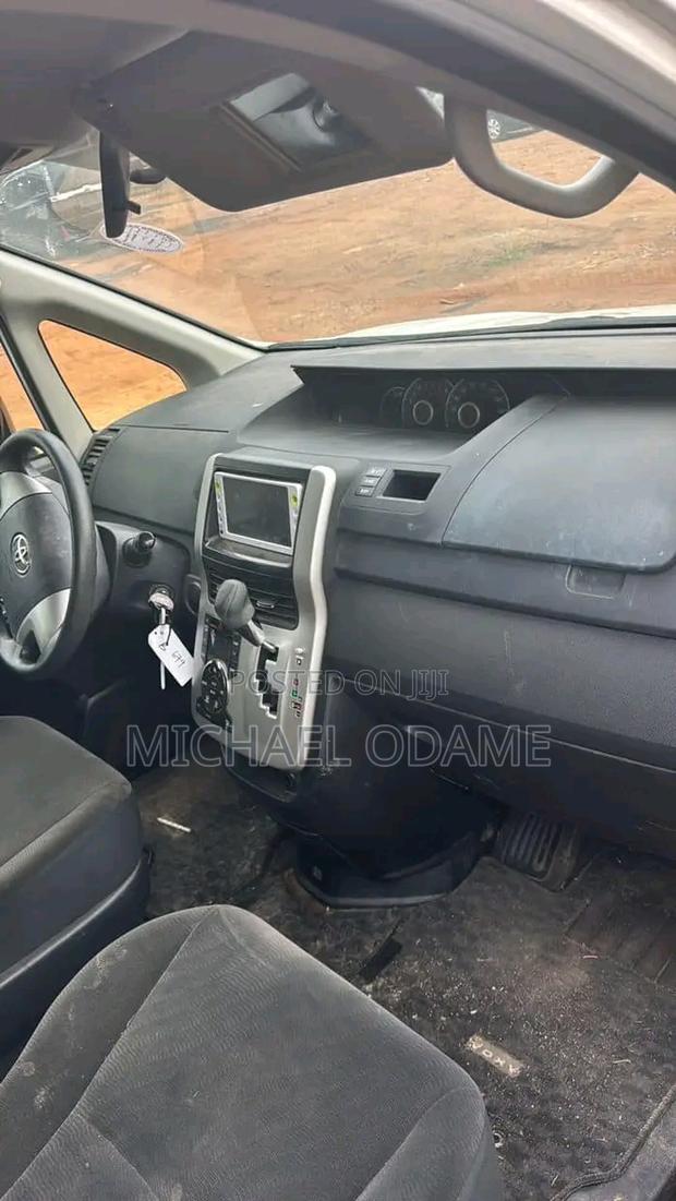 Toyota Voxy 2011