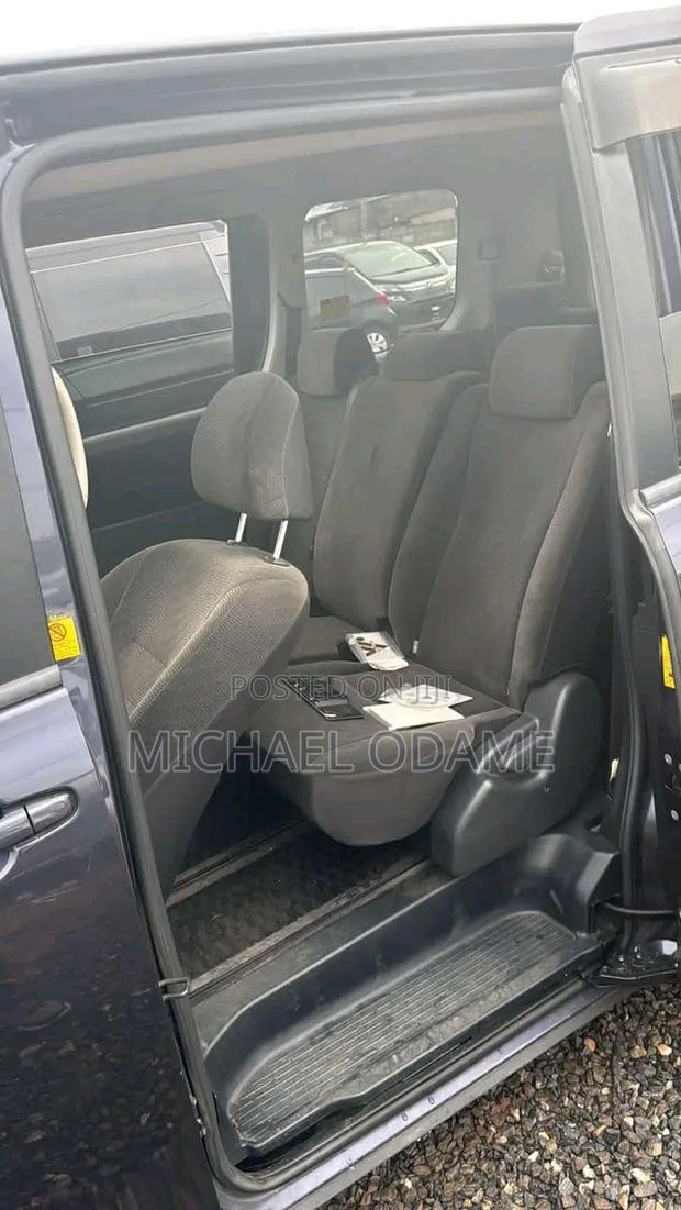 Toyota Voxy 2011