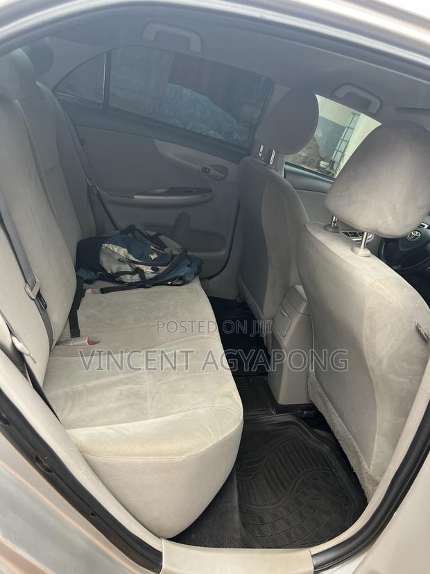 Toyota Corolla LE 4dr Sedan (1.8L 4cyl 4A) 2011 Silver