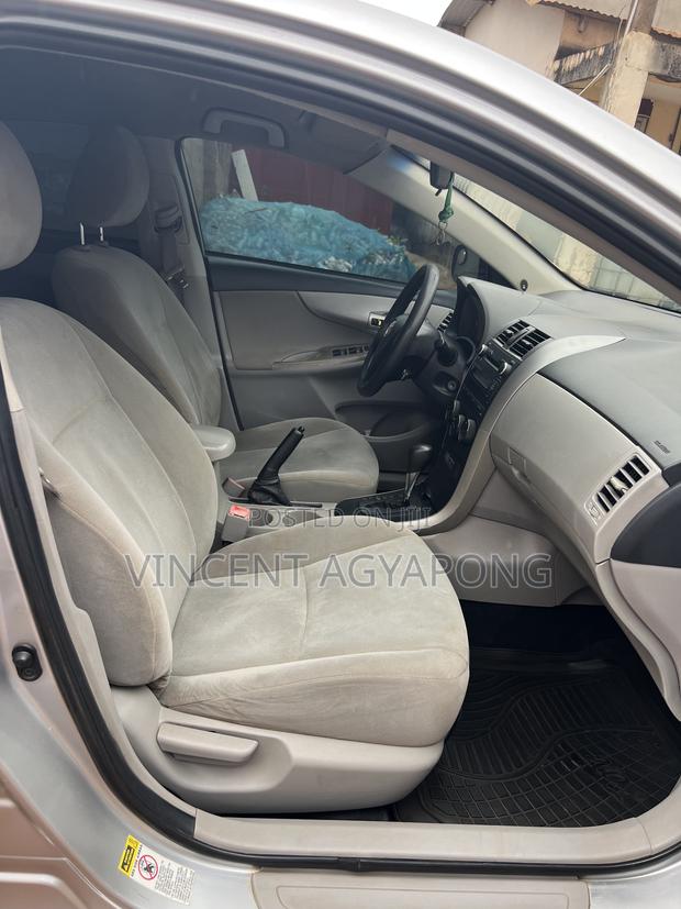 Toyota Corolla LE 4dr Sedan (1.8L 4cyl 4A) 2011 Silver