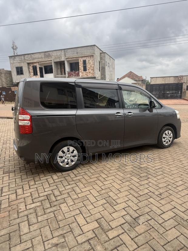 Toyota Noah 2.0 143hp FWD (8 Seater) 2010 Gray