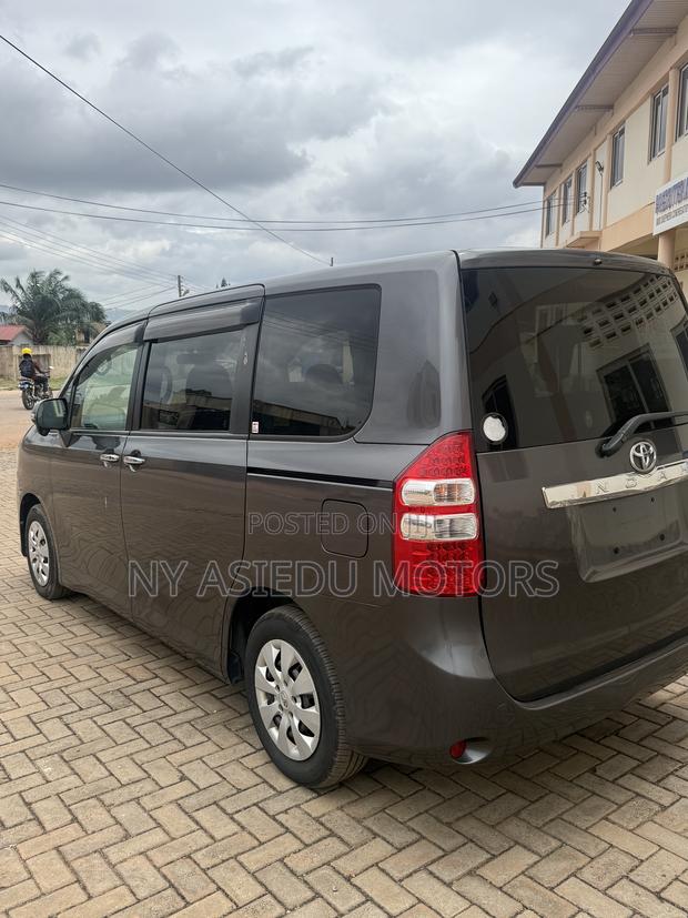 Toyota Noah 2.0 143hp FWD (8 Seater) 2010 Gray