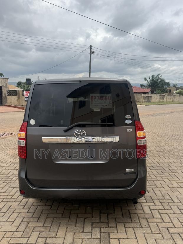 Toyota Noah 2.0 143hp FWD (8 Seater) 2010 Gray