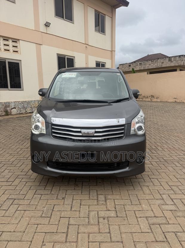 Toyota Noah 2.0 143hp FWD (8 Seater) 2010 Gray