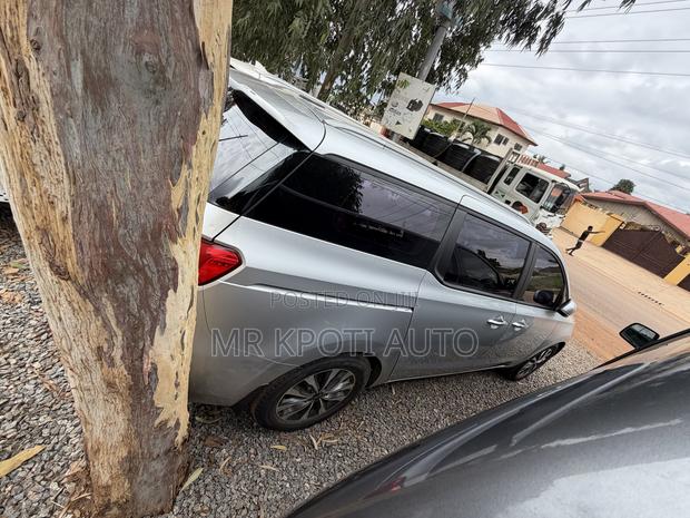 Kia Carnival 2016 Silver