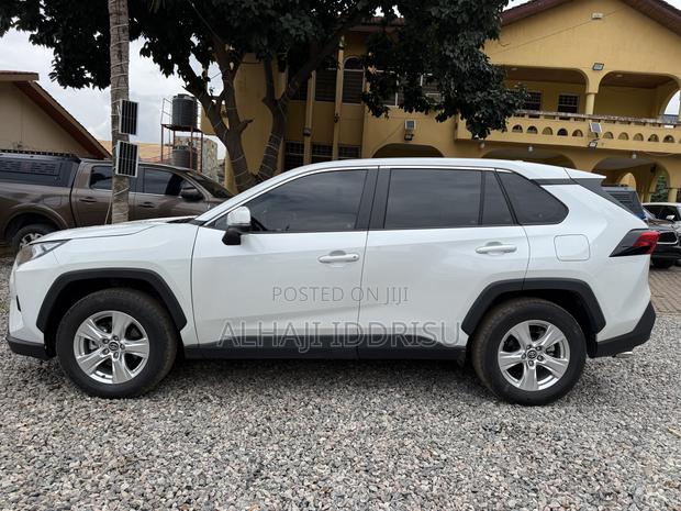 Toyota RAV4 XLE 2025 White