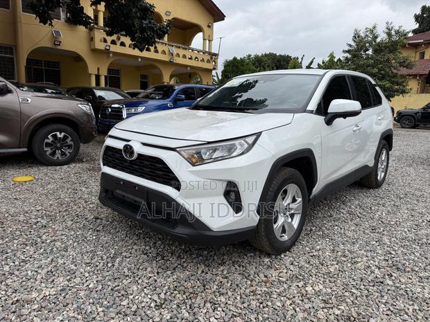 Toyota RAV4 XLE 2025 White