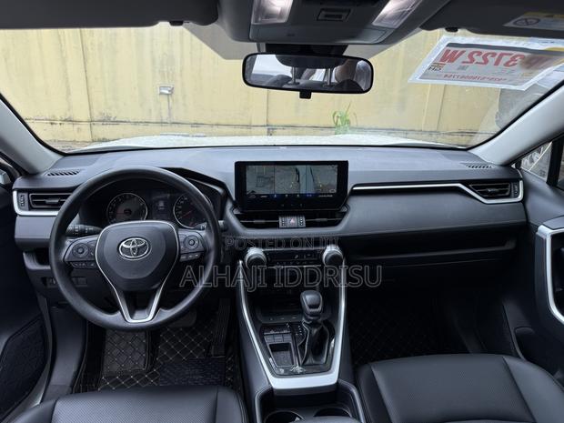 Toyota RAV4 XLE 2025 White