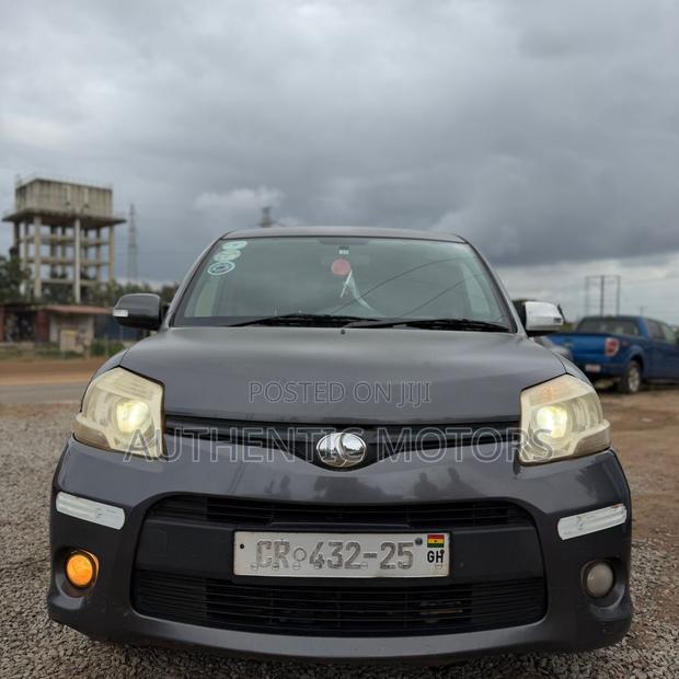 Toyota Sienta 2014 Gray