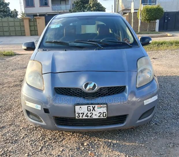 Toyota Vitz 2010 Gray