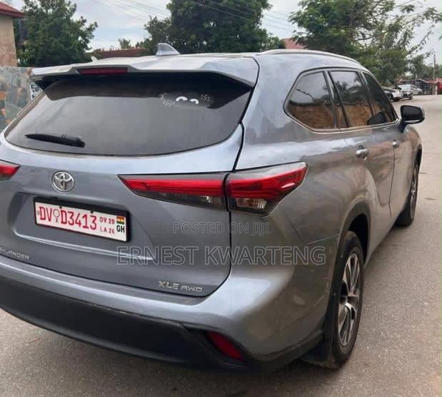 Toyota Highlander 2022 Silver