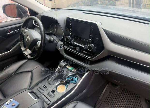 Toyota Highlander 2022 Silver