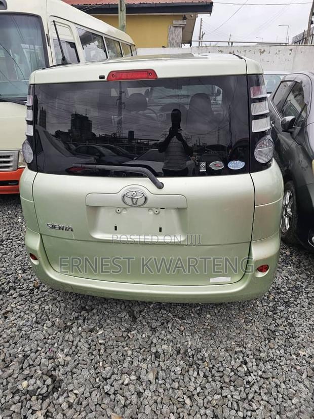 Toyota Sienta 2011 Green