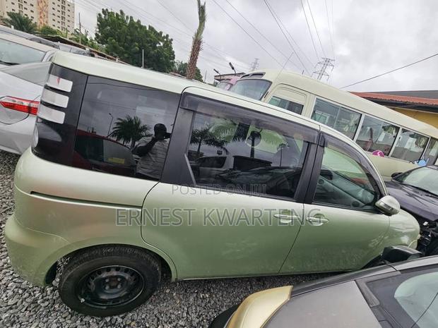 Toyota Sienta 2011 Green