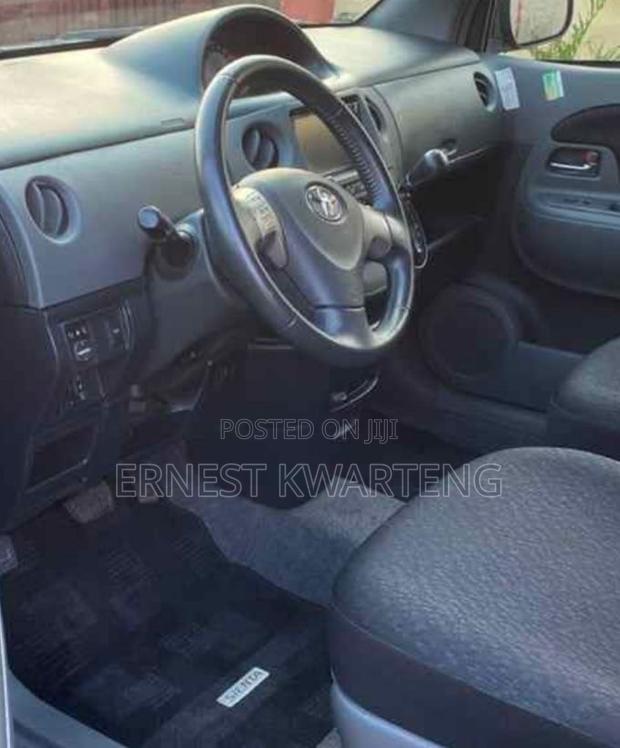 Toyota Sienta 2012 Red