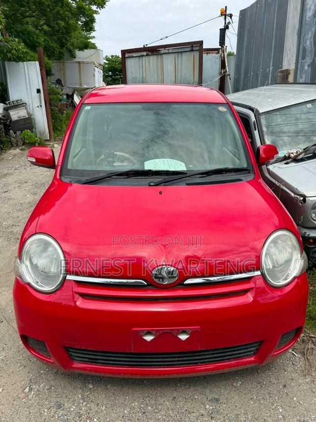 Toyota Sienta 2012 Red