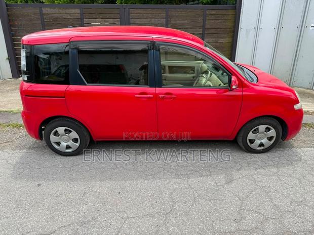 Toyota Sienta 2012 Red