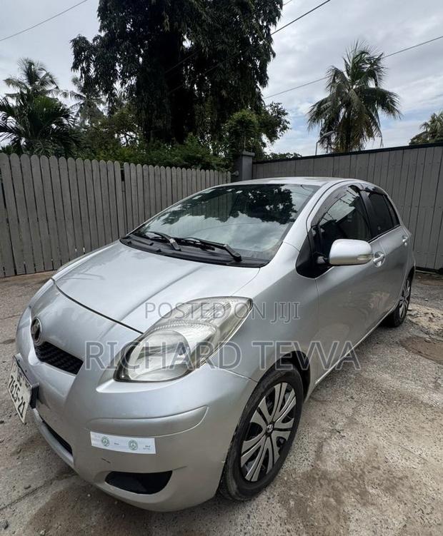 Toyota Vitz 1.3 AWD 3dr 2010 Silver