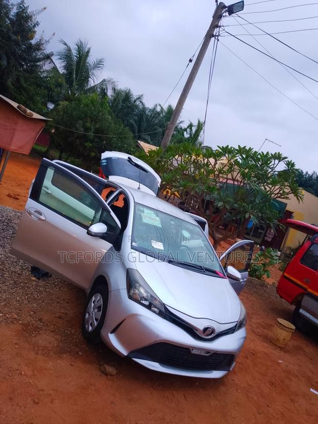 Toyota Vitz 2015 Silver