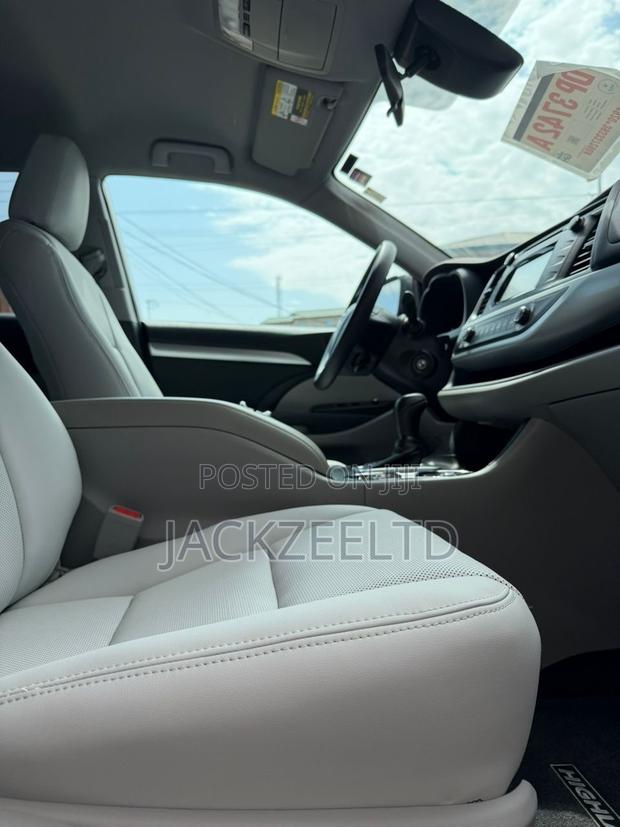 Toyota Highlander LE 2019 Gray