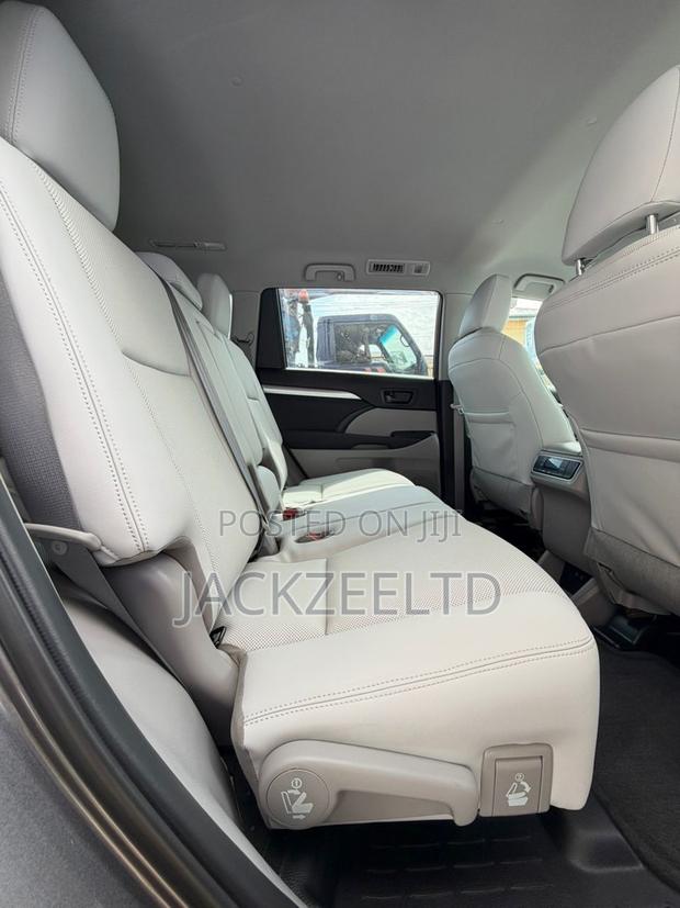 Toyota Highlander LE 2019 Gray