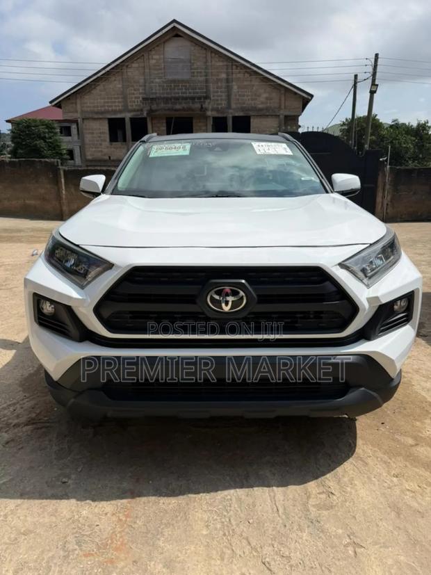 Toyota RAV4 LE AWD 2019 White