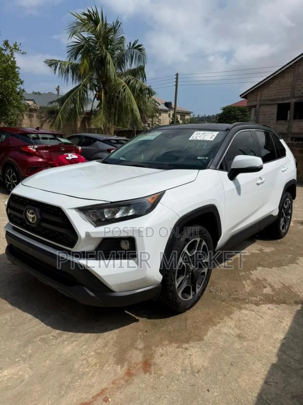 Toyota RAV4 LE AWD 2019 White
