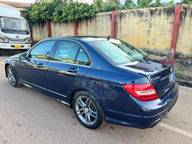 Mercedes-Benz C250 2014 Blue